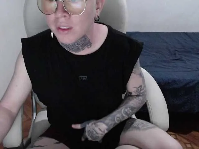 Live sex webcam photo for lukethompsson #276895449