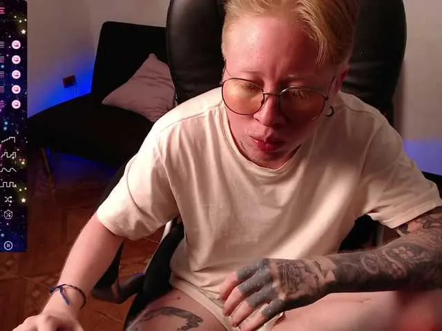 Live sex webcam photo for lukethompsson #277681887