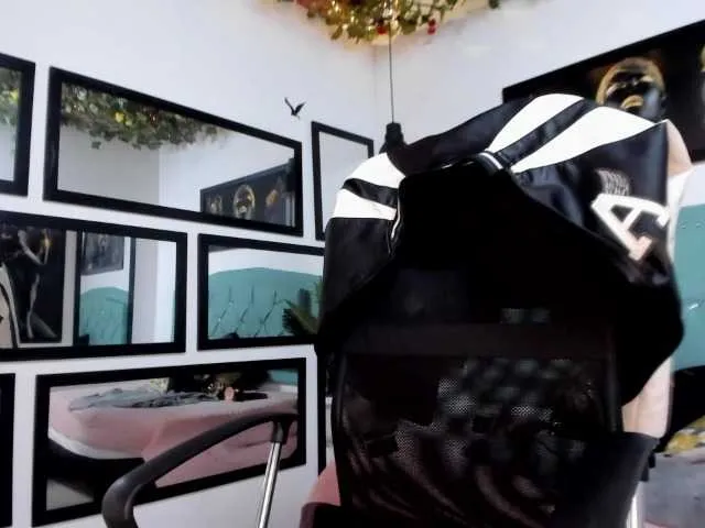 Live sex webcam photo for lunahot07 #275575053