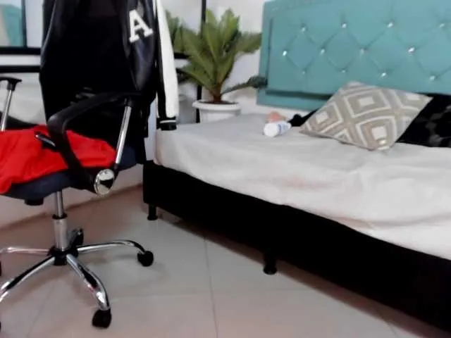 Live sex webcam photo for lunahot07 #275745612