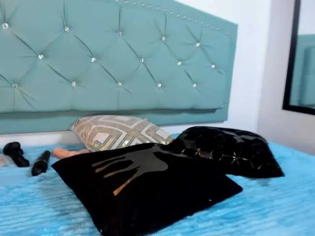 Live sex webcam photo for lunahot07 #275828726