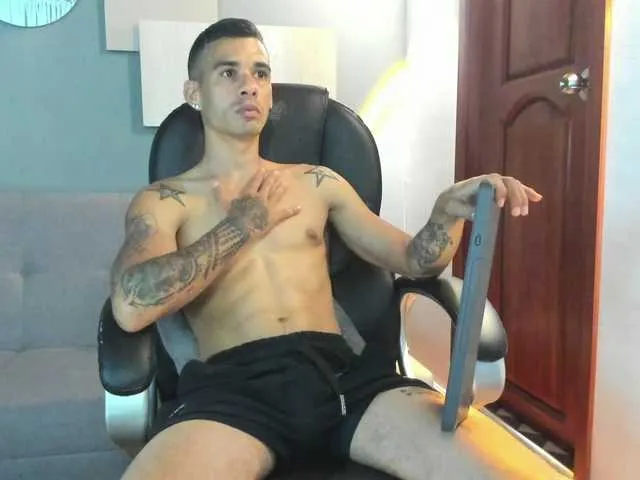 Live sex webcam photo for marcus-jax1 #293353070