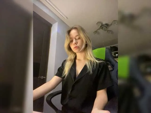 Live sex webcam photo for mariaaa-1 #277305947