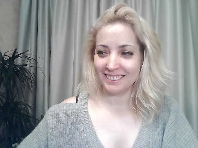 Live sex webcam photo for mariska-kiska #277575597