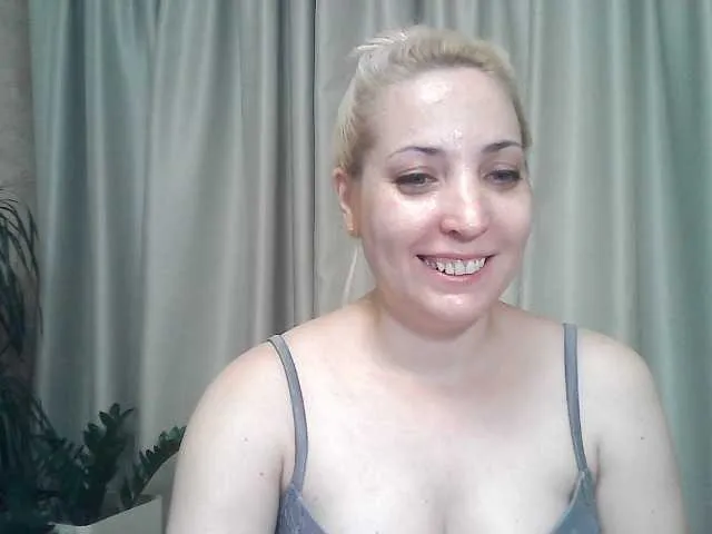 Live sex webcam photo for mariska-kiska #278240214