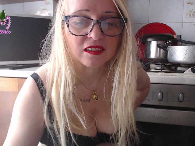 Live sex webcam photo for martachatte19 #290155910