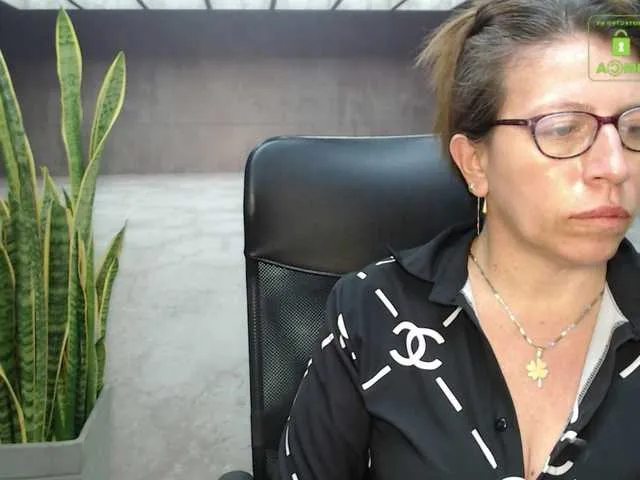 Live sex webcam photo for maturehot-1 #272247619