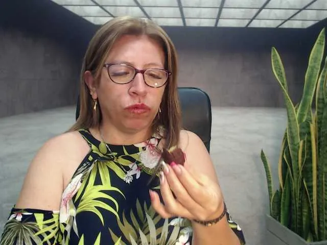 Live sex webcam photo for maturehot-1 #272533911