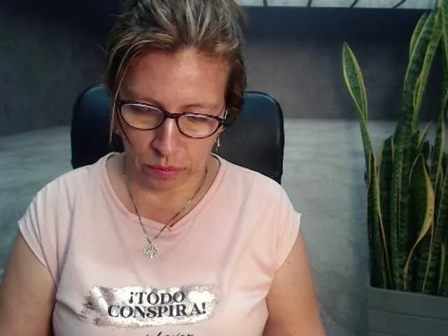 Live sex webcam photo for maturehot-1 #272704523