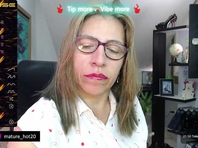 Live sex webcam photo for maturehot-1 #275690441