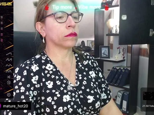 Live sex webcam photo for maturehot-1 #275698560