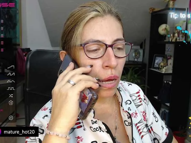 Live sex webcam photo for maturehot-1 #275737408