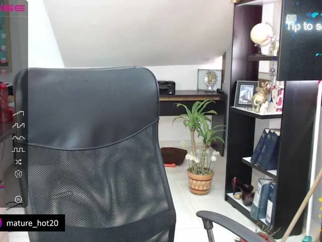 Live sex webcam photo for maturehot-1 #275864468