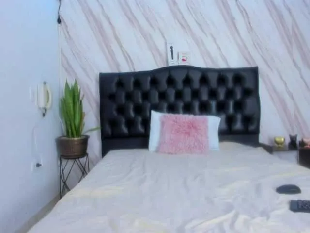 Live sex webcam photo for meganandmax7 #275989398