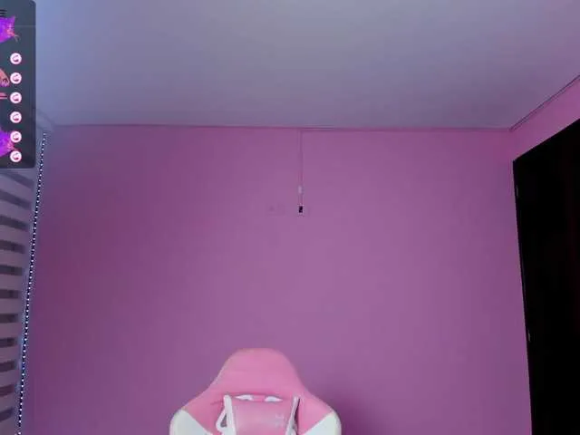 Live sex webcam photo for megankitty999 #277492765