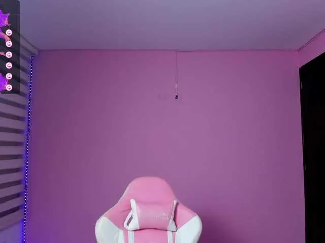 Live sex webcam photo for megankitty999 #277545104