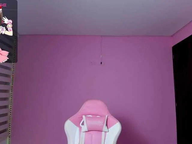 Live sex webcam photo for megankitty999 #277558638