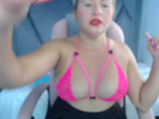 Live sex webcam photo for meganmilf2 #290535884