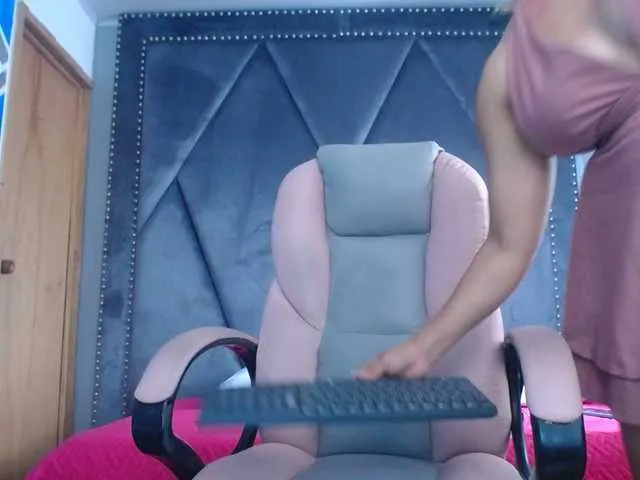 Live sex webcam photo for meganmilf2 #290945780