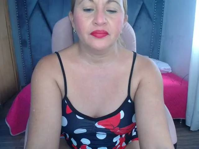 Live sex webcam photo for meganmilf2 #290952669