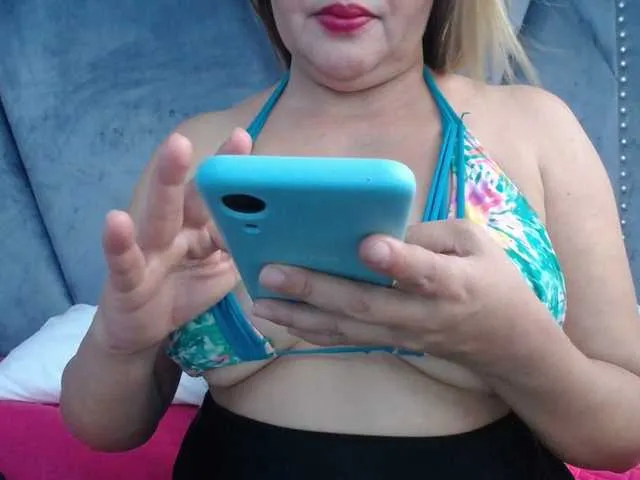 Live sex webcam photo for meganmilf2 #291664286