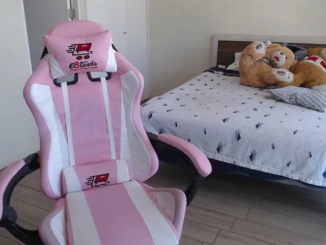 Live sex webcam photo for meghanzou #276497697