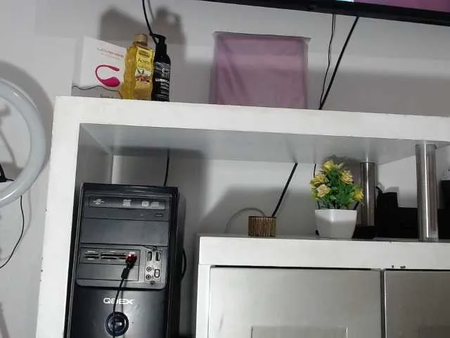 Live sex webcam photo for meli-jones69 #275853902