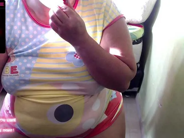 Live sex webcam photo for mia-naughty #275973867