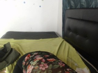 Live sex webcam photo for Miahot2 #147975123