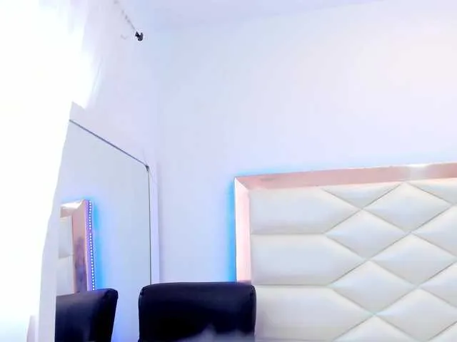 Live sex webcam photo for miaqueen021 #290416212