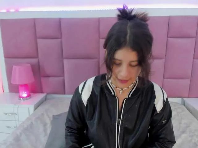 Live sex webcam photo for miaqueen021 #290523637