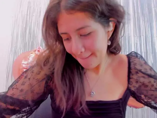 Live sex webcam photo for miaqueen021 #290992688