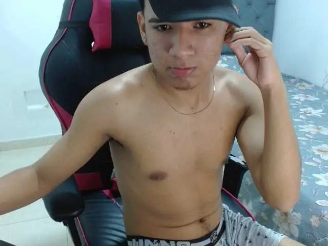 Live sex webcam photo for migueshow #275929714