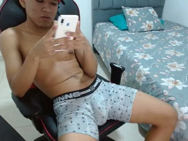 Live sex webcam photo for migueshow #275955906