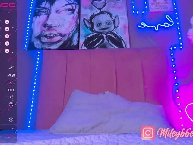 Live sex webcam photo for mileyberry #288051456