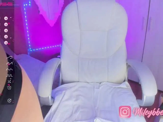 Live sex webcam photo for mileyberry #288051459