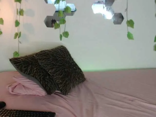 Live sex webcam photo for milf-skinny #272685530