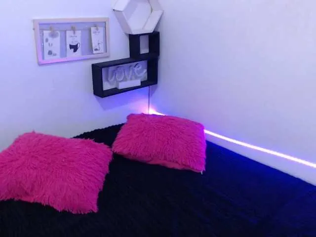 Live sex webcam photo for millie-bobby #274131840