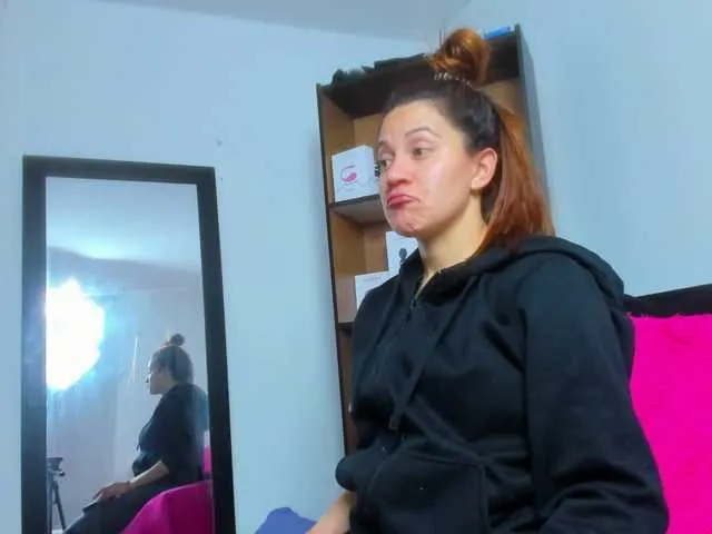 Live sex webcam photo for moonn-26 #290615476