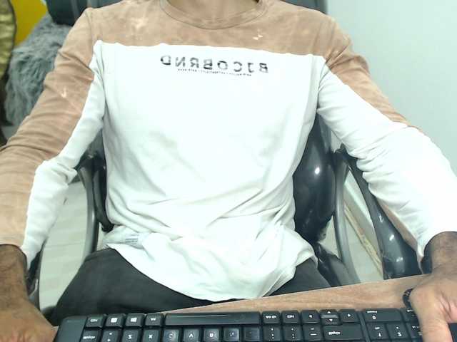 Live sex webcam photo for mr-maxx25 #290535781