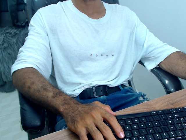 Live sex webcam photo for mr-maxx25 #290583247