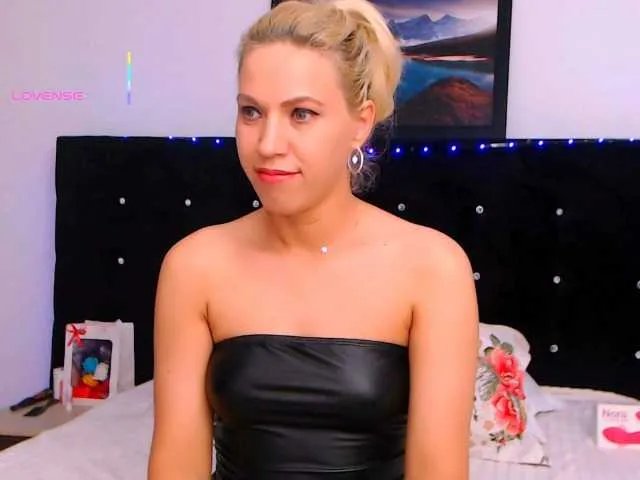 Live sex webcam photo for mya13 #293873451