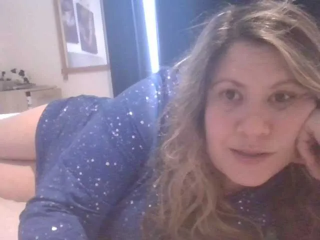 Live sex webcam photo for naughtysoph12 #290527117