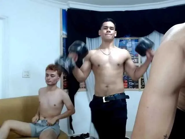 Live sex webcam photo for oversizedguys #274361978