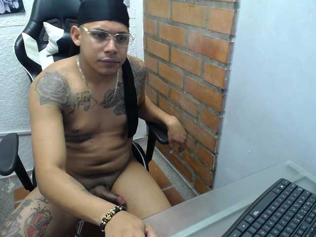 Live sex webcam photo for patrick-black #275496809