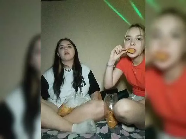 Live sex webcam photo for petites-reines #276354454