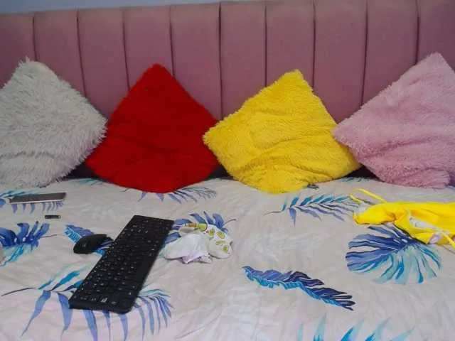 Live sex webcam photo for pleasergirls-latinas #275918257