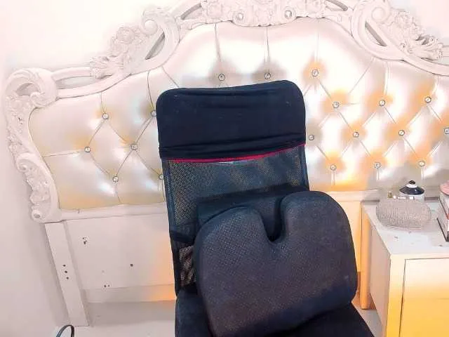 Live sex webcam photo for prettyjulia03 #276643923