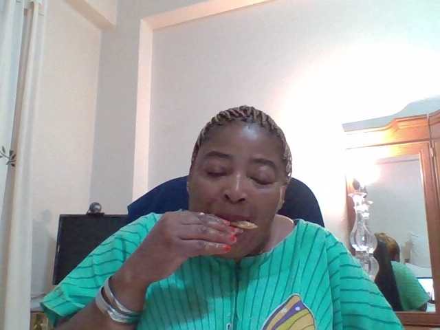 Live sex webcam photo for pussylips53 #290382228