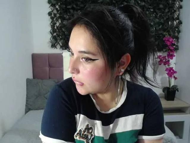 Live sex webcam photo for queen077 #272062267